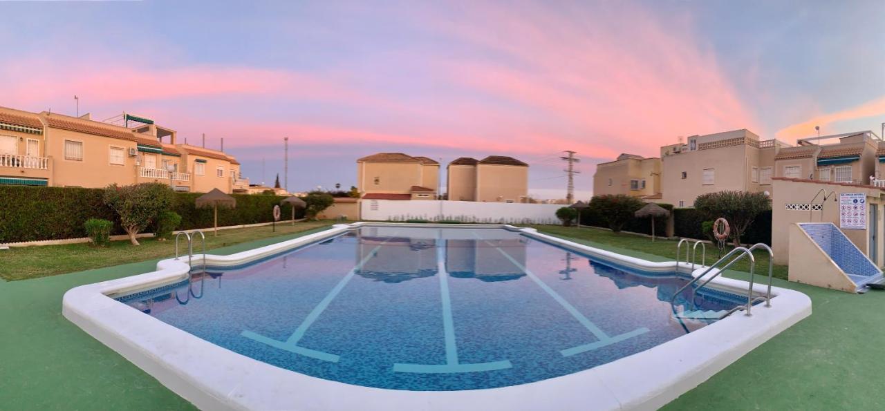 Holiday House Torrevieja Eksteriør billede