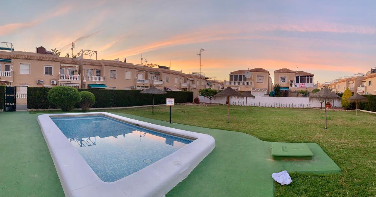Holiday House Torrevieja Eksteriør billede